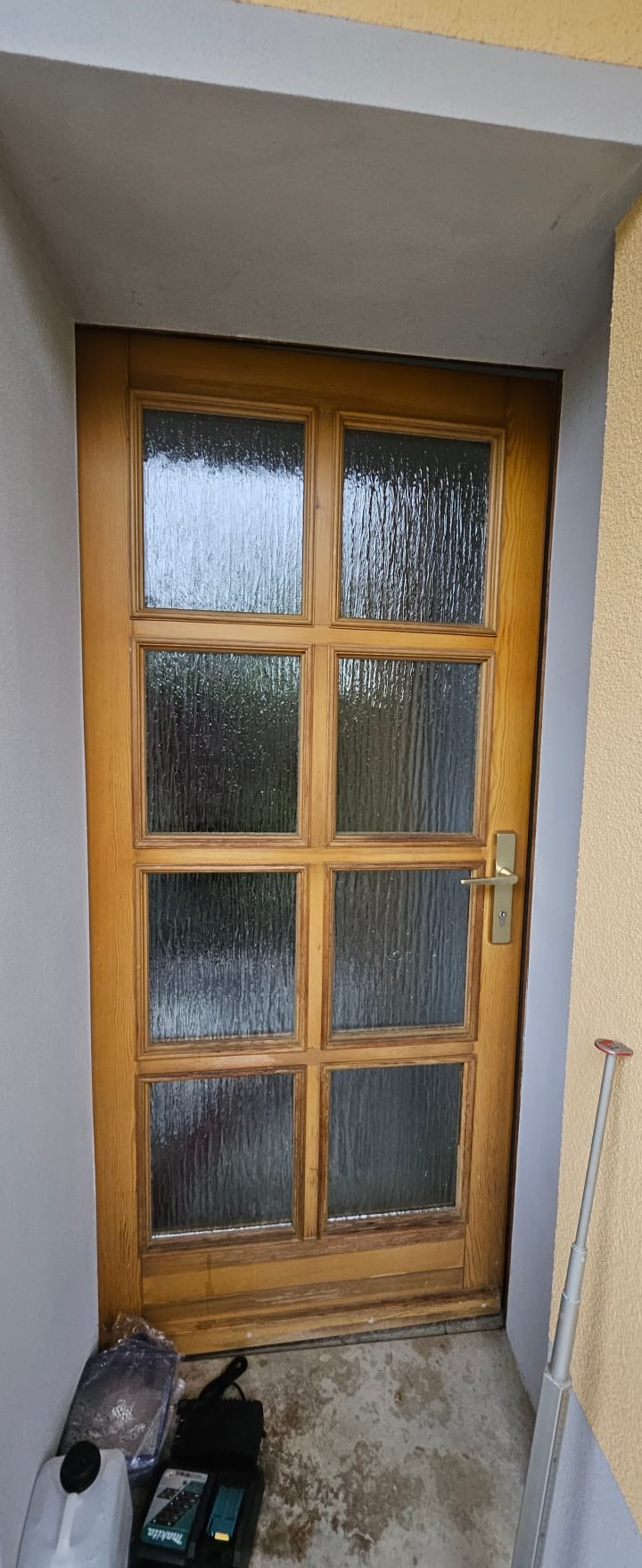 Vorher – Alte Holztür mit Glasfeldern