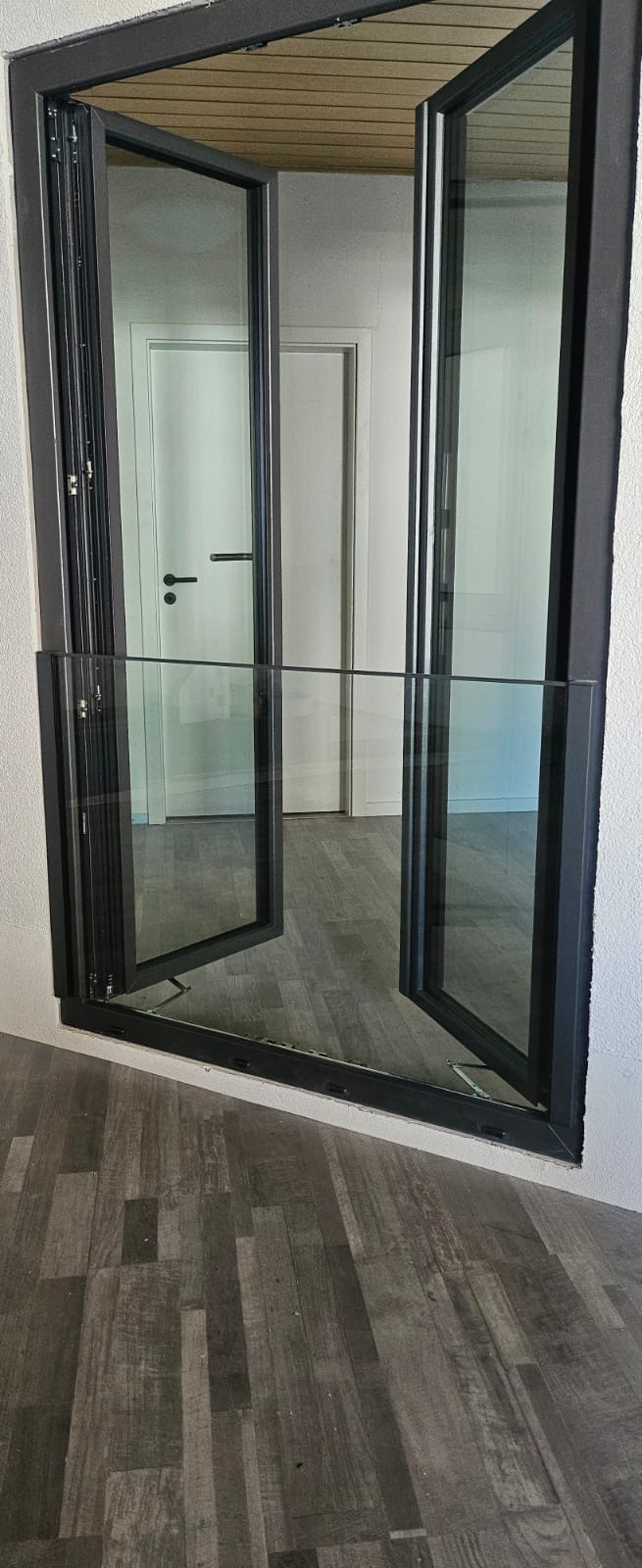 Schwarze Aluminium-Faltanlage