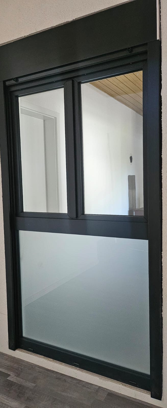 Schwarze Tür mit Milchglas