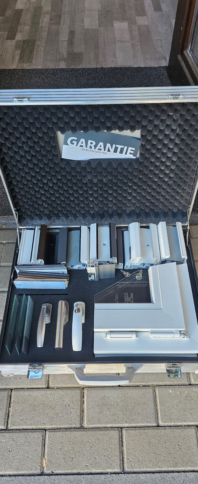 Musterkoffer mit Garantie-Materialien