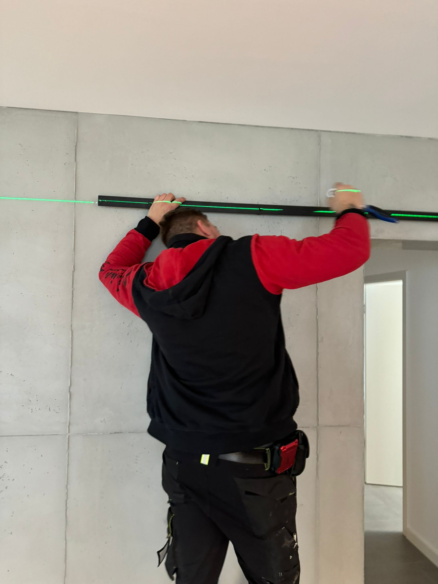 Monteur beim Einmessen mit Laser